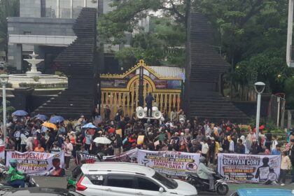 Aksi Front Persatuan Indonesia Di Depan Polda Metro Jaya